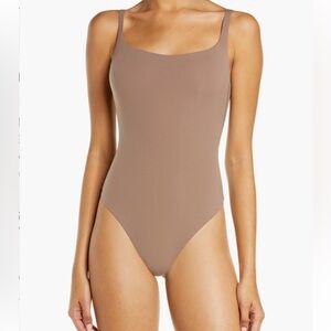 Skims:Fits Everybody Square Neck Bodysuit
Medium:Great condition minimal wear